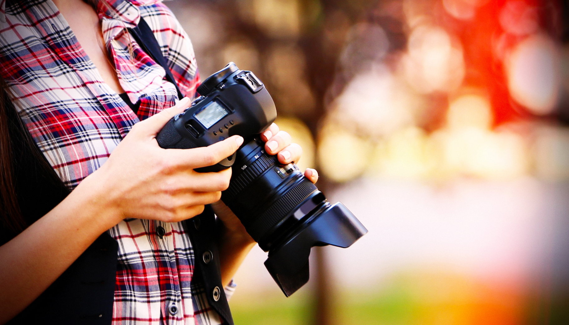 Студент с фотоаппаратом. Фотограф аппарат. Фотограф Сток. Услуги профессионального фотографа.