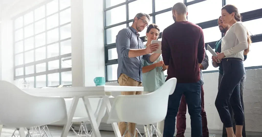 A team planning meeting with an SEO specialist.